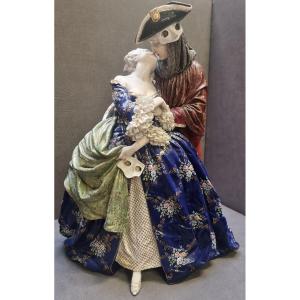 SCULPTURE EN PORCELAINE PEINTE COUPLE VÉNITIEN / LE BAISER LUIGI FABRIS - ITALIE XXe SIÈCLE