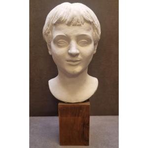Sculpture en plâtre représentant un garçon sur socle en bois 1935 – Di Pasquale (1899–1987)
