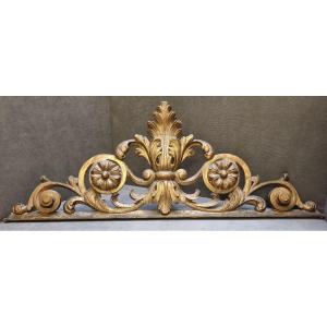 Couronnement en bois sculpté et doré – milieu du XIXe siècle