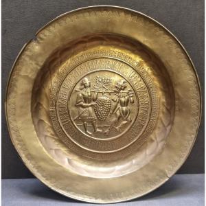 Plat d'aumône en laiton – Flandre, XVIe siècle -  Écriture gothique