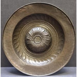 Plat d'aumône en laiton – Flandre, XVIe siècle  - Diamètre : 48,5 cm