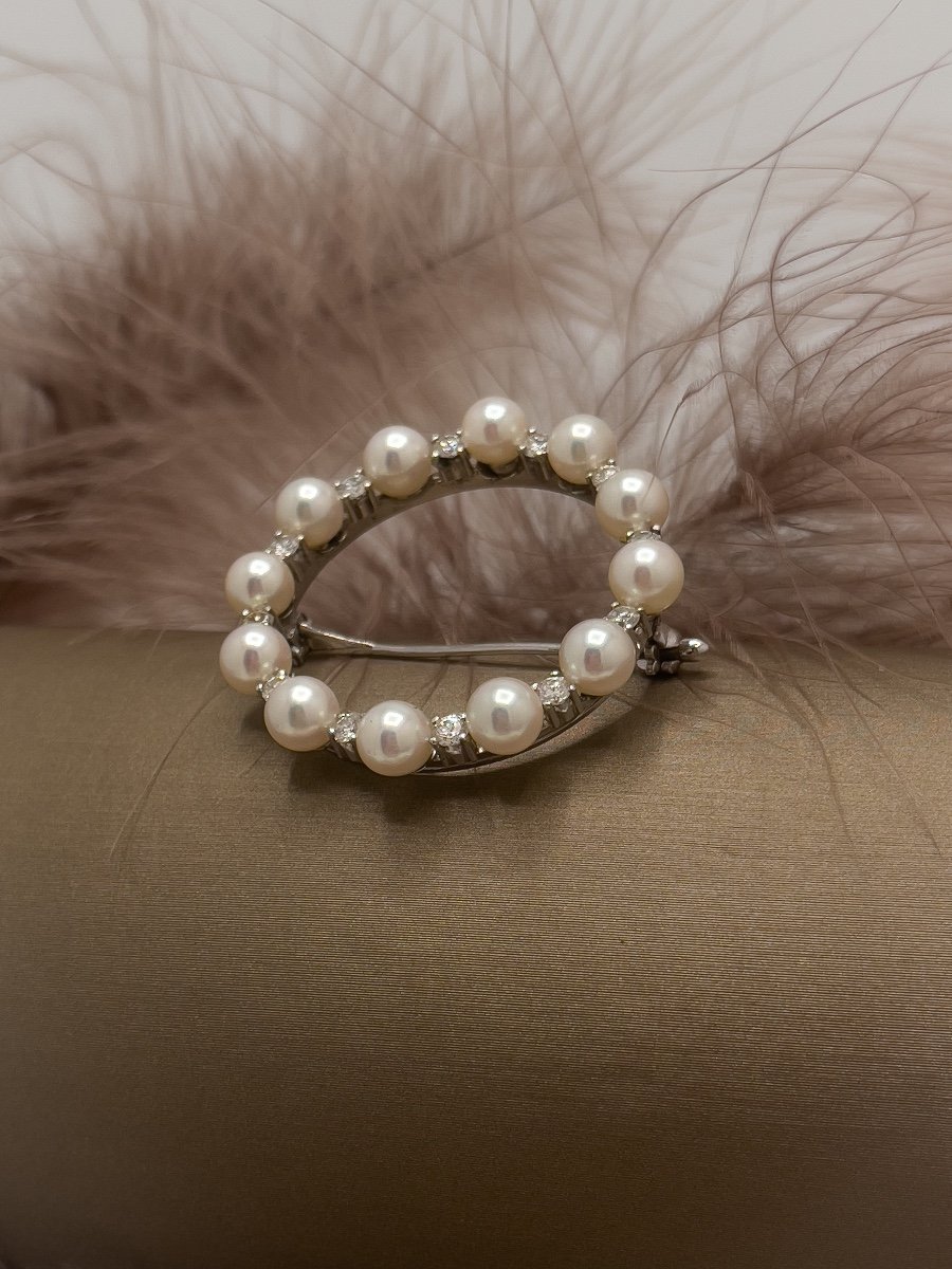 White Gold Round Brooch Set With Diamonds And Cultured Pearls-photo-2