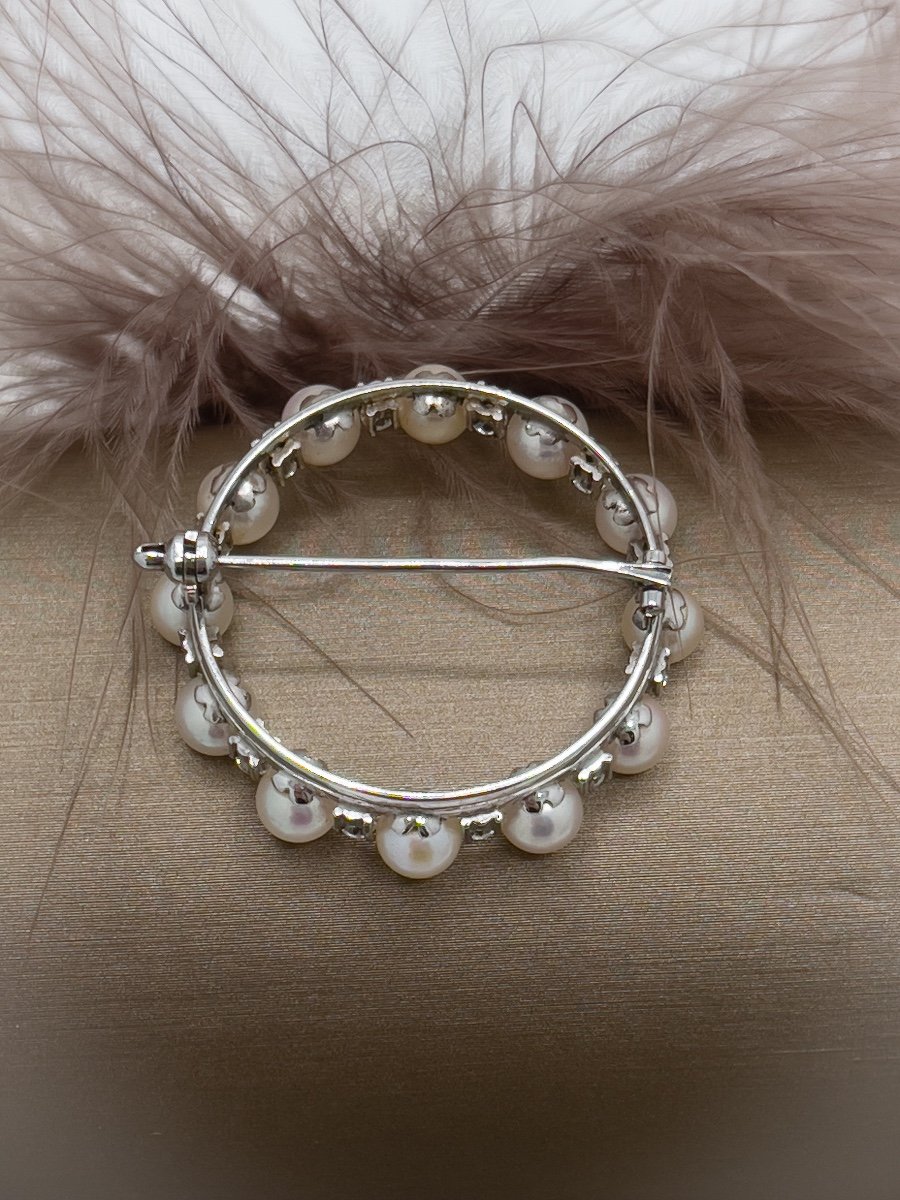 White Gold Round Brooch Set With Diamonds And Cultured Pearls-photo-4