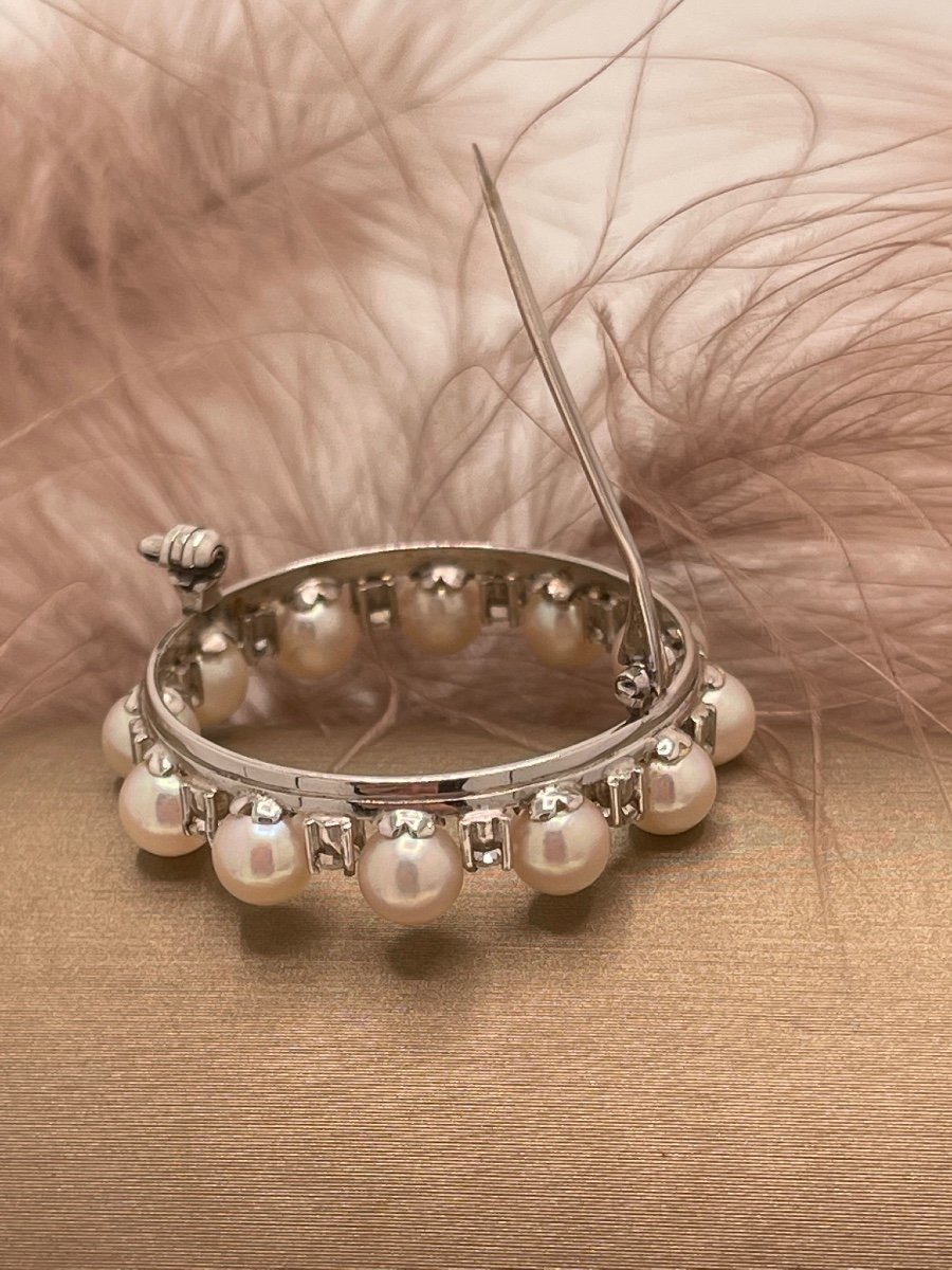 White Gold Round Brooch Set With Diamonds And Cultured Pearls-photo-2