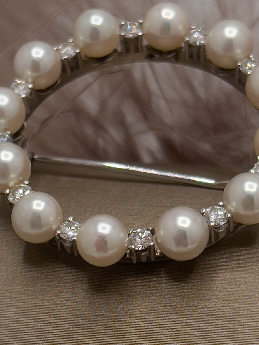 White Gold Round Brooch Set With Diamonds And Cultured Pearls-photo-3