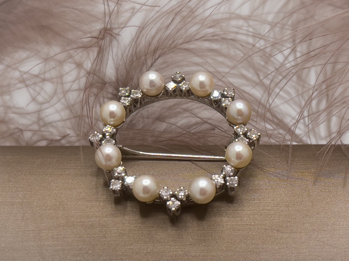 White Gold Round Brooch Set With Diamonds And Cultured Pearls-photo-2