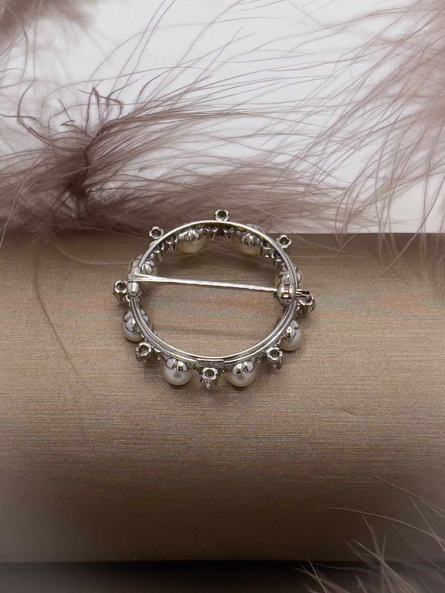 White Gold Round Brooch Set With Diamonds And Cultured Pearls-photo-1