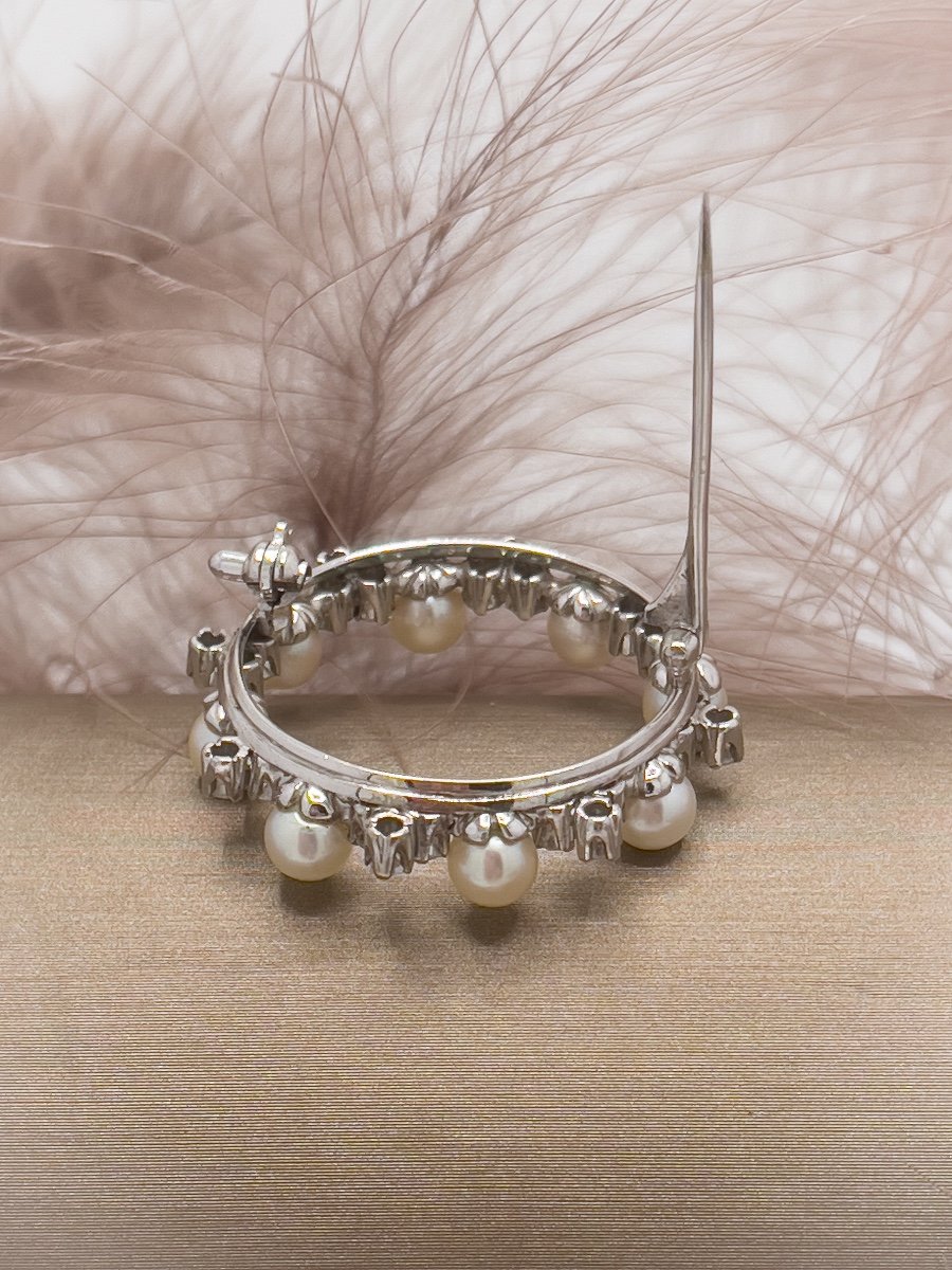 White Gold Round Brooch Set With Diamonds And Cultured Pearls-photo-2