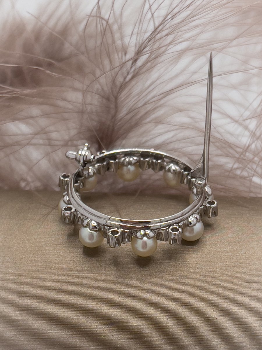 White Gold Round Brooch Set With Diamonds And Cultured Pearls-photo-3