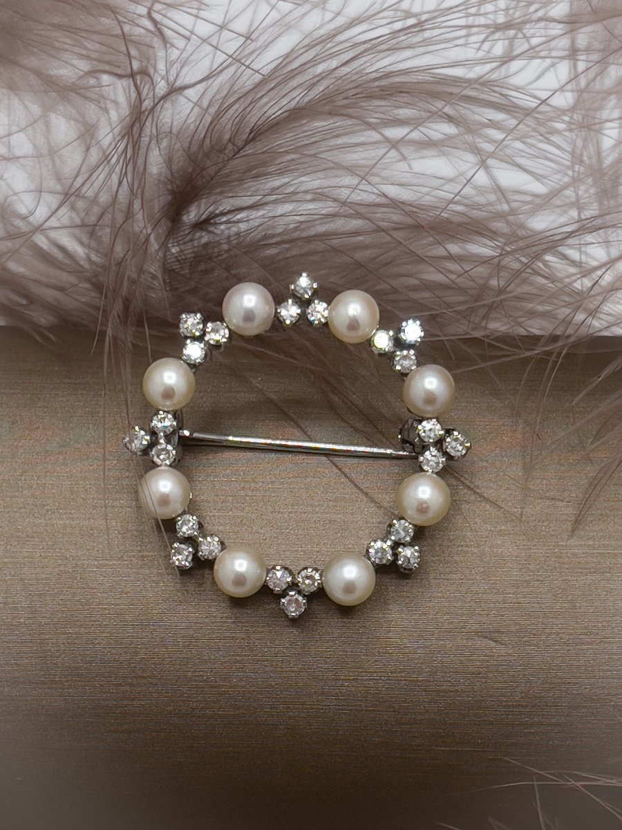 White Gold Round Brooch Set With Diamonds And Cultured Pearls-photo-4