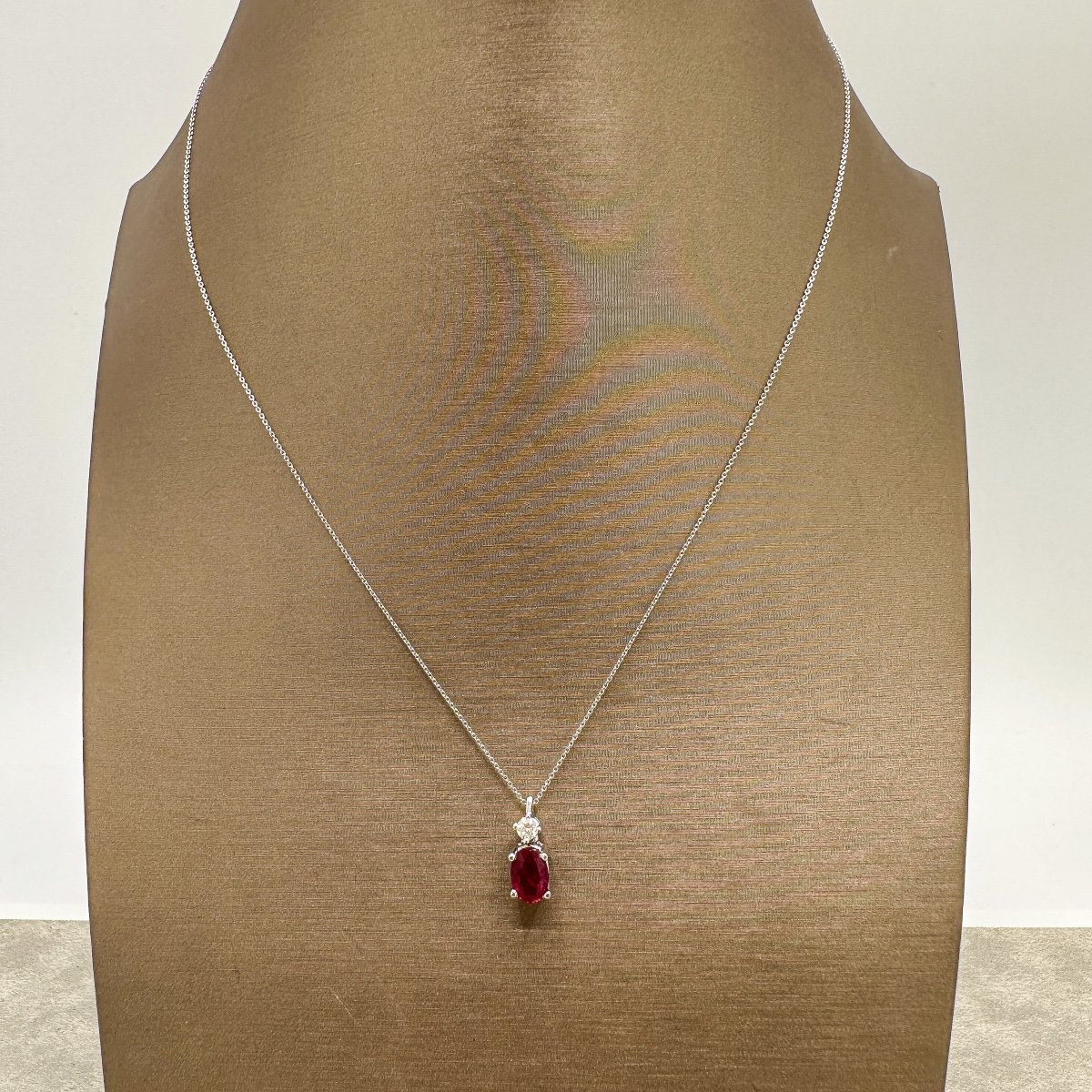 Collier En Or Blanc, Rubis Et Diamant