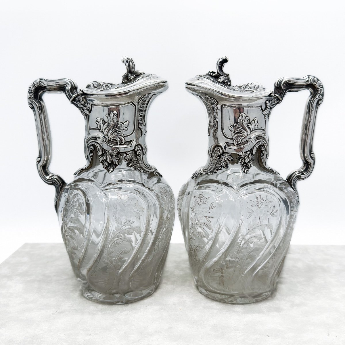Emile Puiforcat ,  Paire De Carafes En Cristal Taillé Et Gravé Montures En Argent Massif