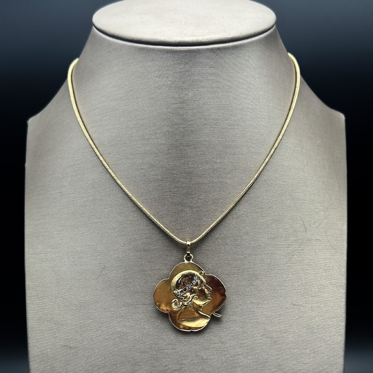 Art Nouveau Medallion In 18 Carat Gold, Four Leaf Clover With Woman's Head-photo-4