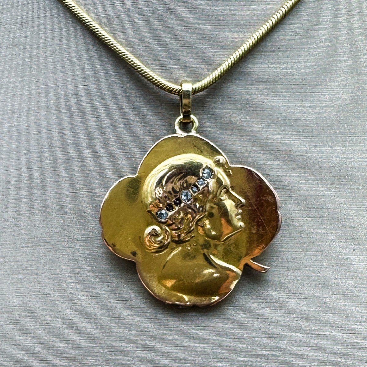 Art Nouveau Medallion In 18 Carat Gold, Four Leaf Clover With Woman's Head-photo-1