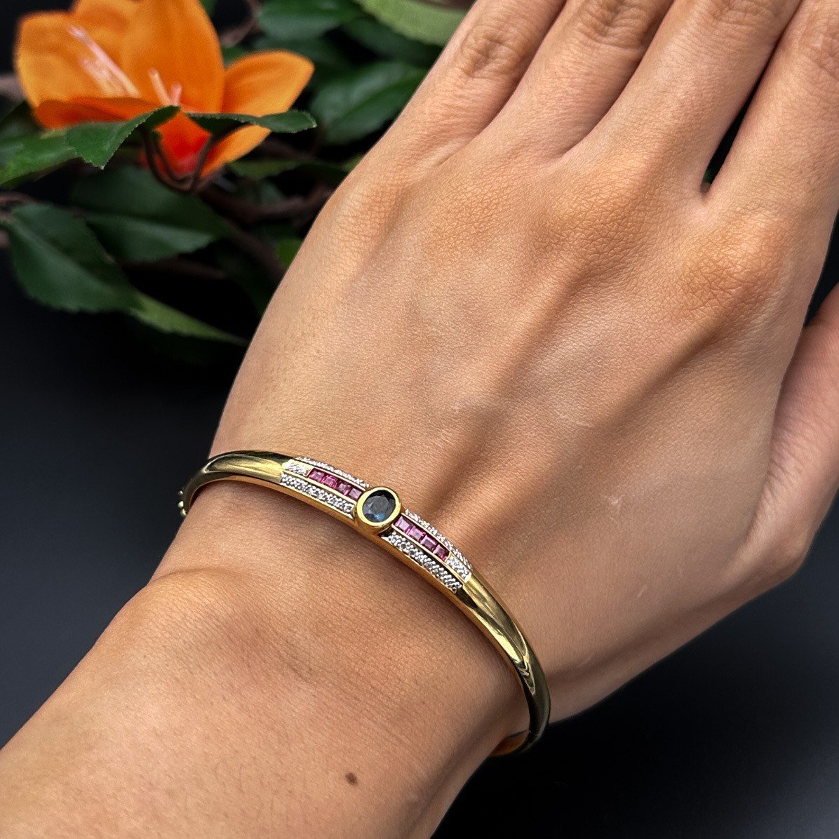 Bracelet Rigide En Or Jaune 18 Carats Rubis, Saphirs Et Diamants-photo-2