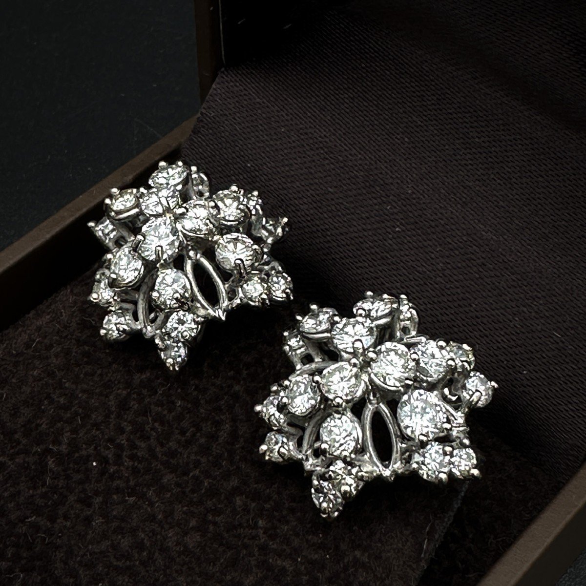 Paire De Clips D’oreilles ( Avec Tiges ) Or Blanc 18 K Et Diamants-photo-4