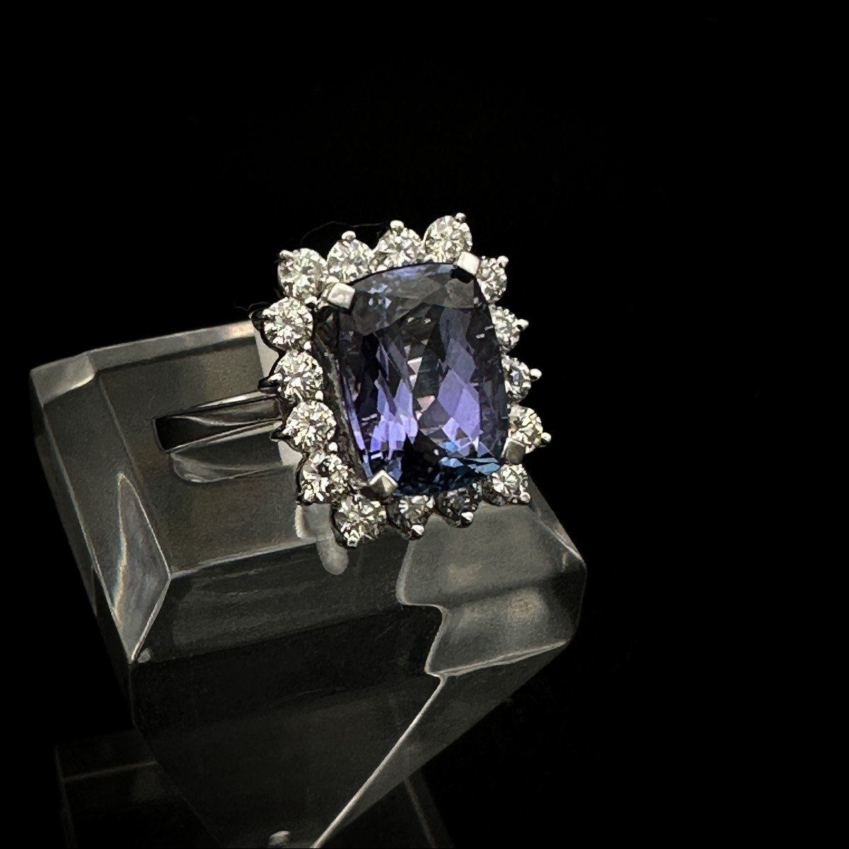 Tanzanite Ring 18 K White Gold Set With A 5.57 Carat Tanzanite-photo-3