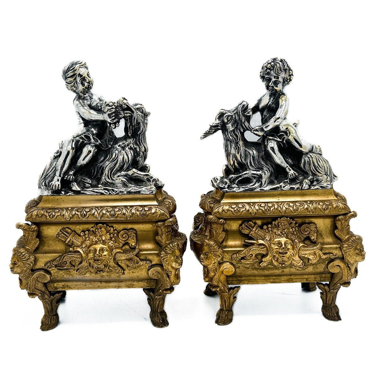 Paire De Chenets D époque Napoléon Lll Bronze Argenté  Et Bronze Doré. 