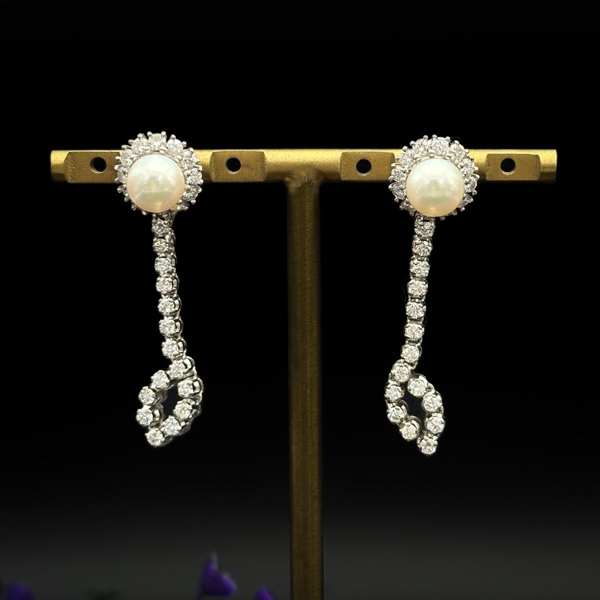 Paire De Pendants  D’oreilles Sertie De Diamants Rehausser D’une Perle De Culture