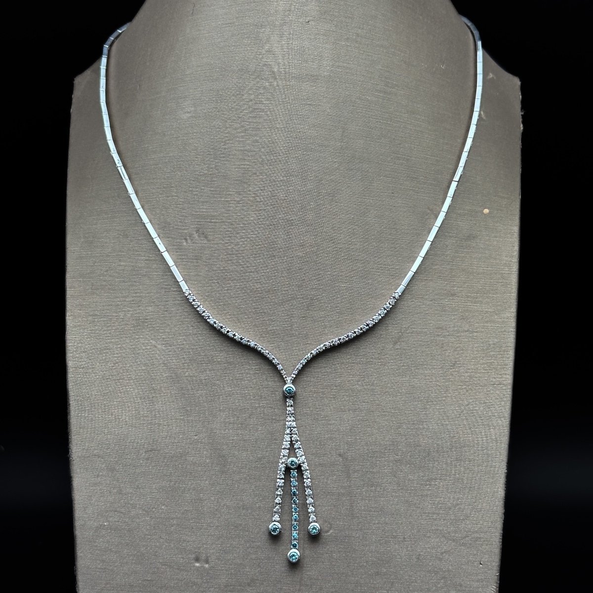 Collier En Or 18 Carats Serti De Diamants Blancs (0,65 Ct) Et De Diamants Bleus (0,35 Ct) – Tra-photo-3