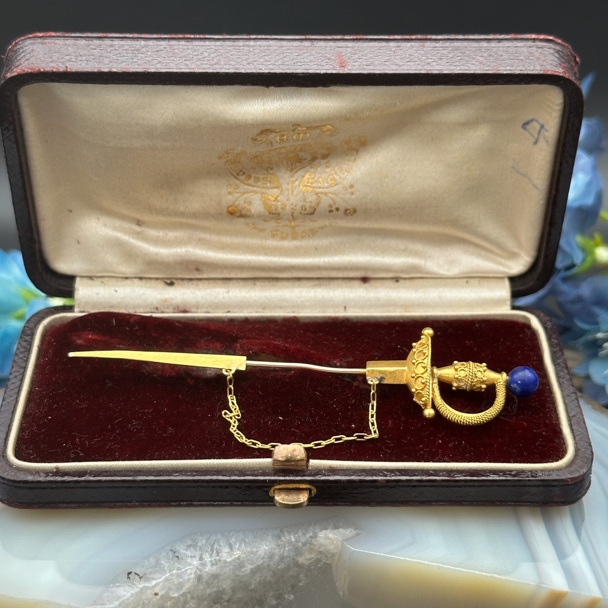 épingle à Cravate En Or 18 Carats, Forme D’épée Et Fourreau, Avec Lapis-lazuli, Travail Belge 