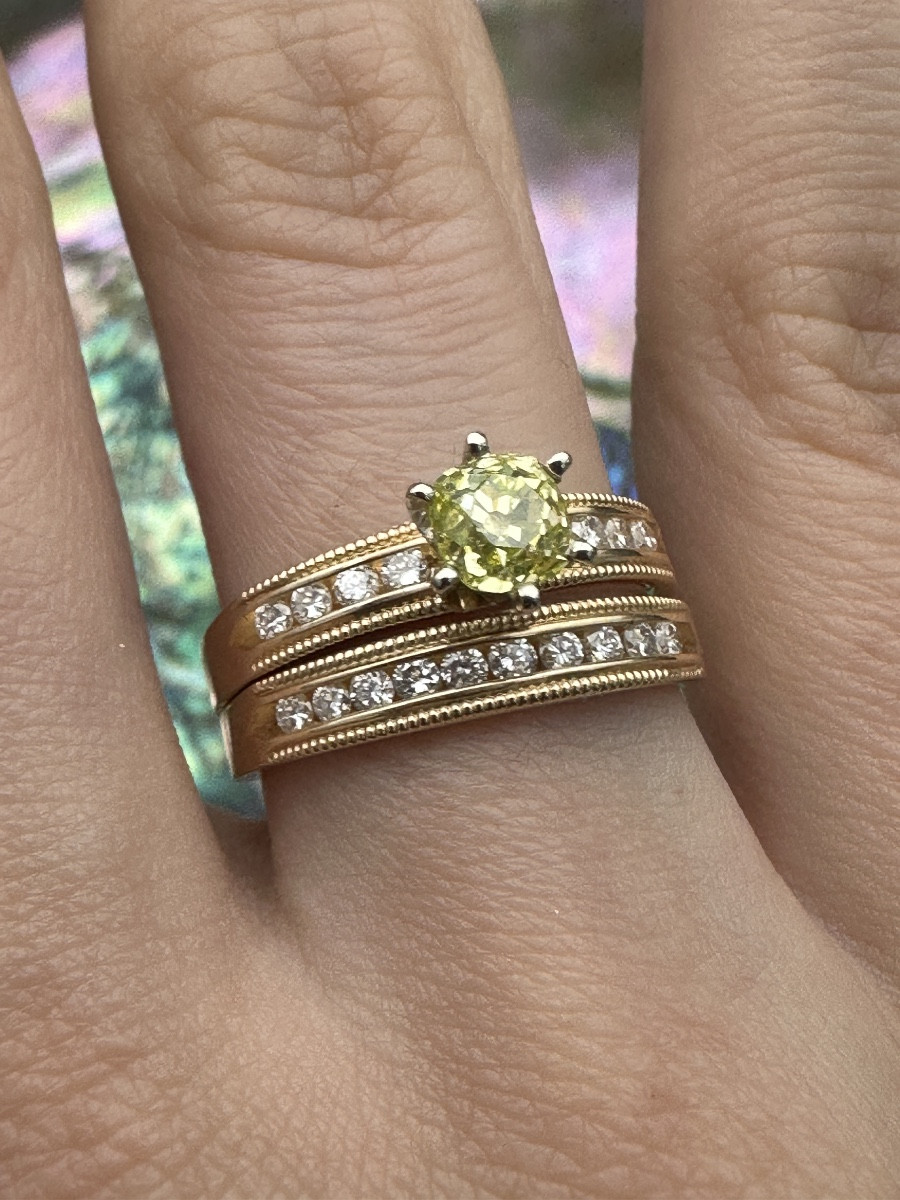 Bague de fiançailles en or jaune 18 carats, diamant fancy yellow, et demi-alliance américaine 