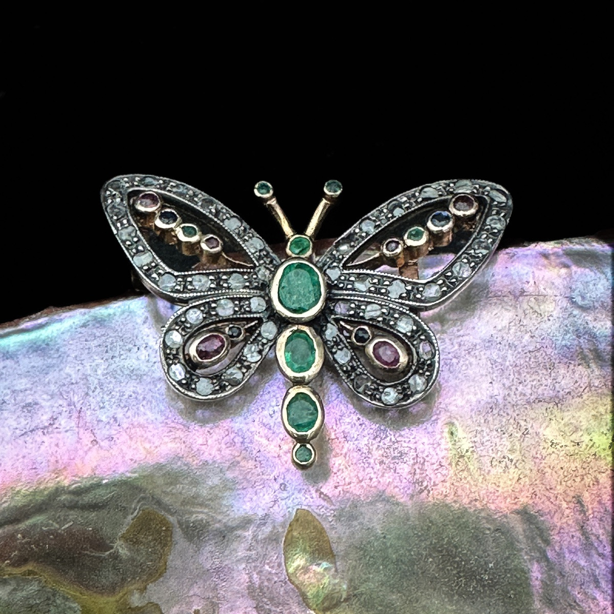 Broche papillon en or 18 carats, émeraudes, diamants taille rose, rubis et saphirs, vers 1920  -photo-1