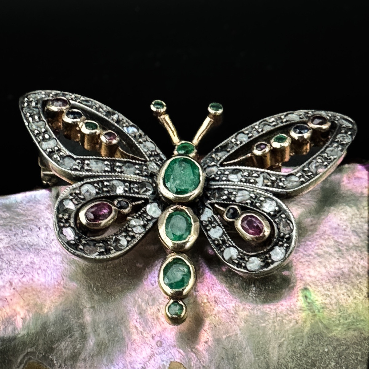 Broche papillon en or 18 carats, émeraudes, diamants taille rose, rubis et saphirs, vers 1920  -photo-2