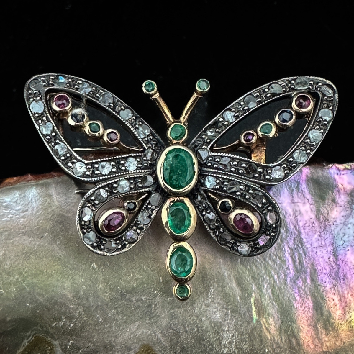 Broche papillon en or 18 carats, émeraudes, diamants taille rose, rubis et saphirs, vers 1920  -photo-3