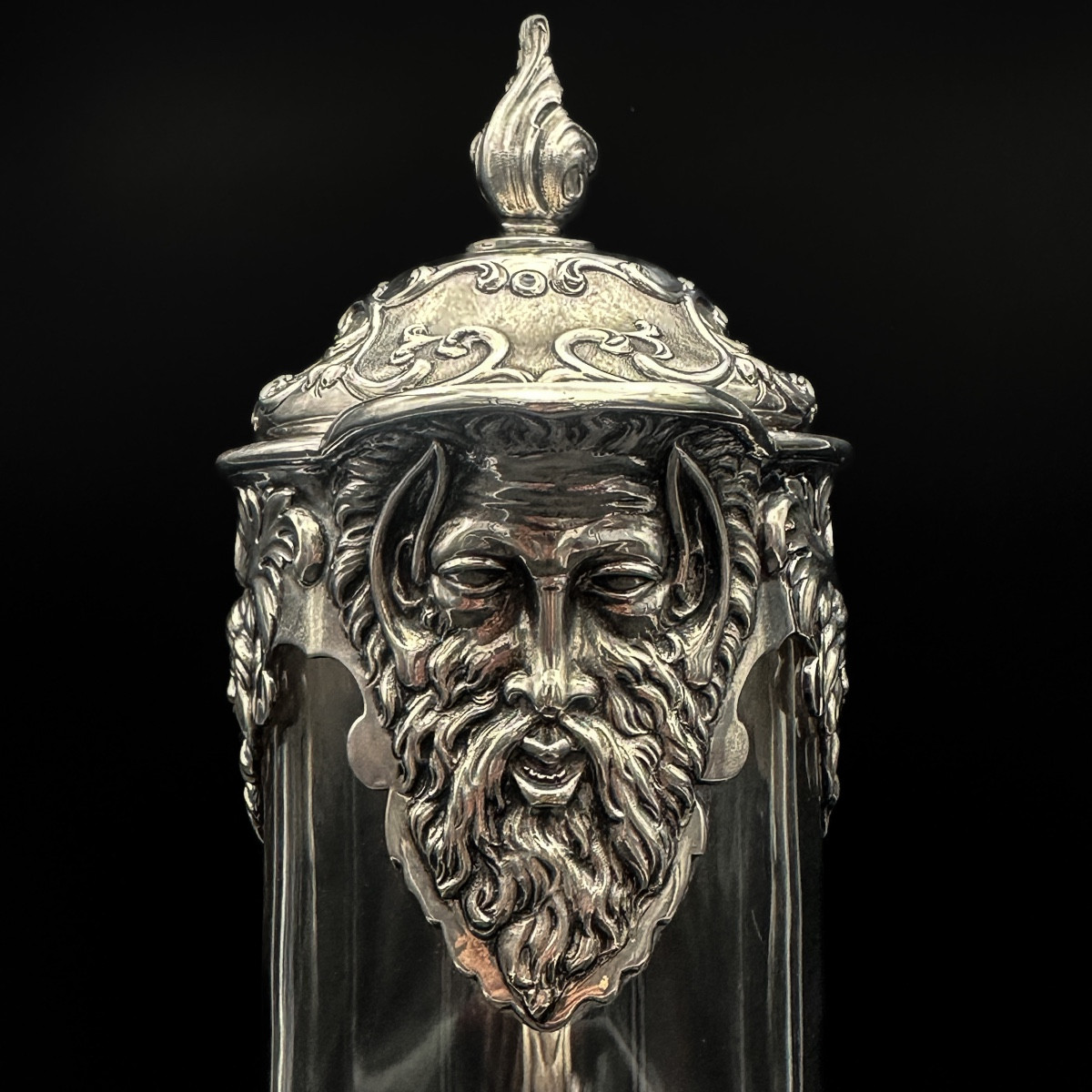 Carafe à vin en cristal et argent massif, Londres 1855  Ravissante carafe à vin d’époque victor