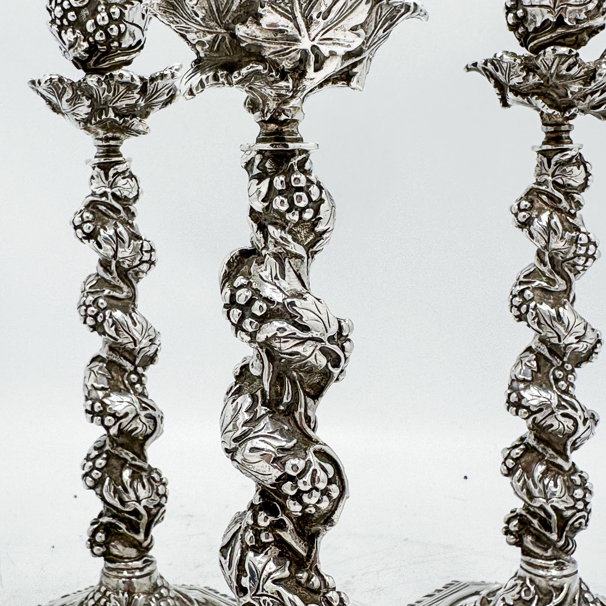 Suite de quatre bougeoirs en argent fondu à décor de vignes – France, début XXe siècle  -photo-1