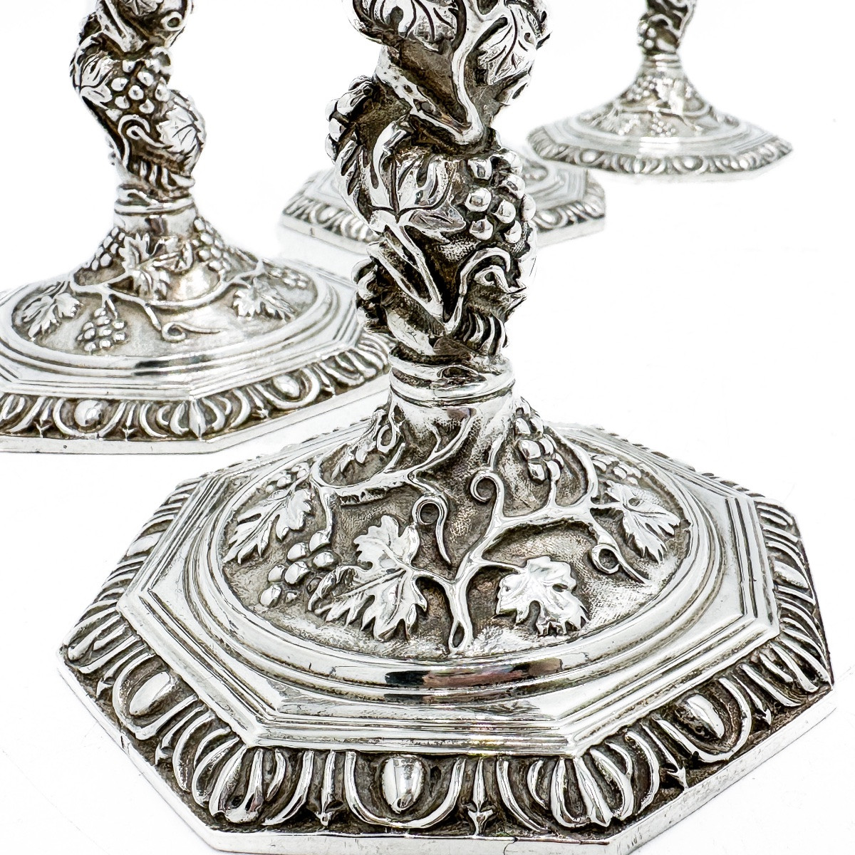 Suite de quatre bougeoirs en argent fondu à décor de vignes – France, début XXe siècle  -photo-7