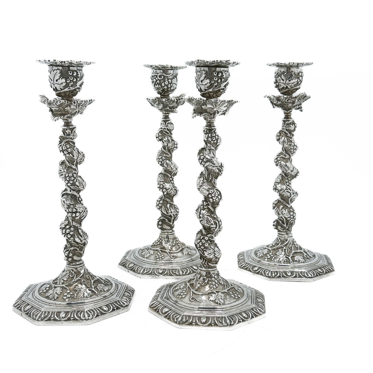 Suite de quatre bougeoirs en argent fondu à décor de vignes – France, début XXe siècle  