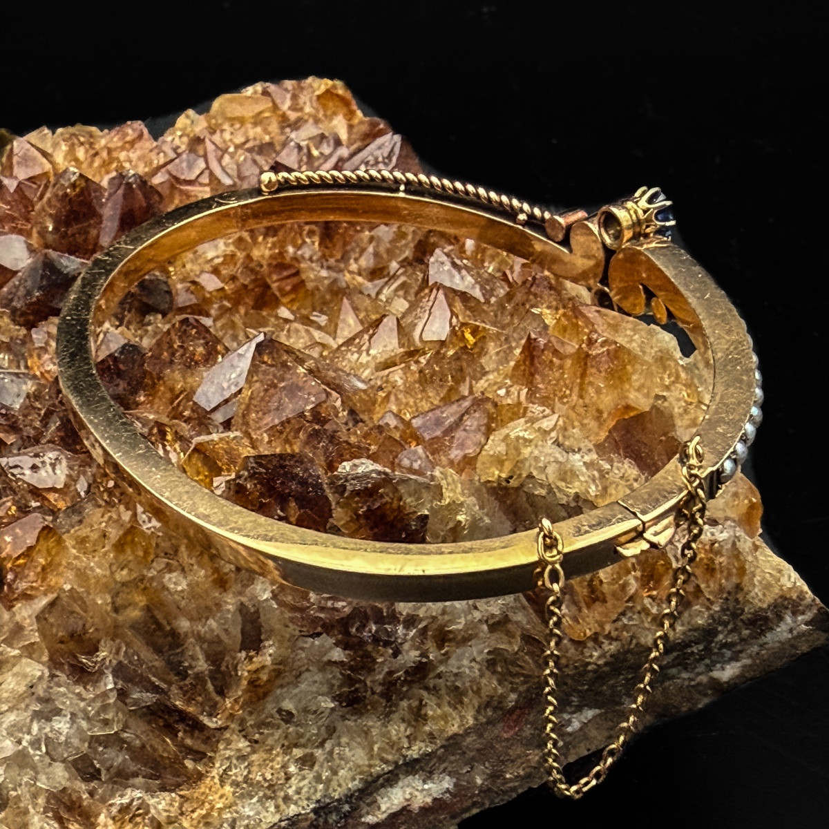 Bracelet jonc en or, saphirs naturels, perles fines et diamants – travail belge, époque Nap lll-photo-3