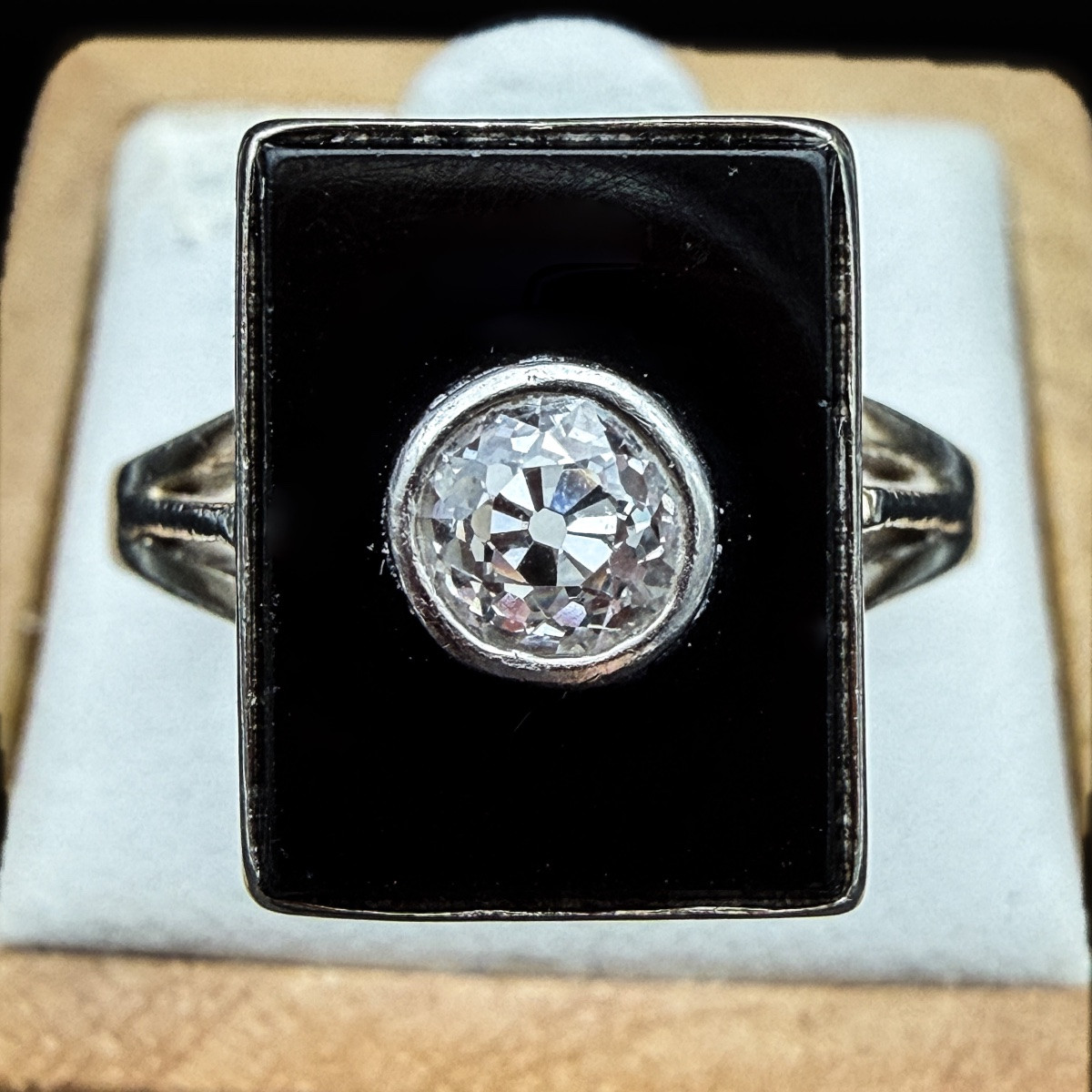 Art Deco Ring In White Gold, Onyx And Diamond - 18 Carat Gold Elegant Art Deco Style Ring, -photo-2