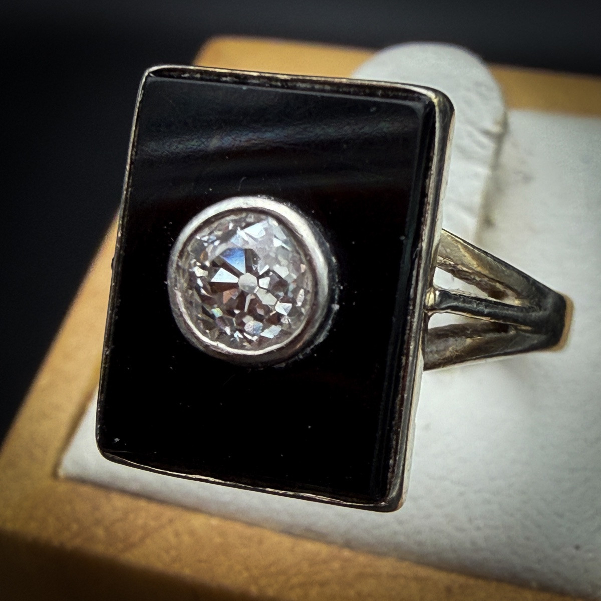 Art Deco Ring In White Gold, Onyx And Diamond - 18 Carat Gold Elegant Art Deco Style Ring, -photo-3