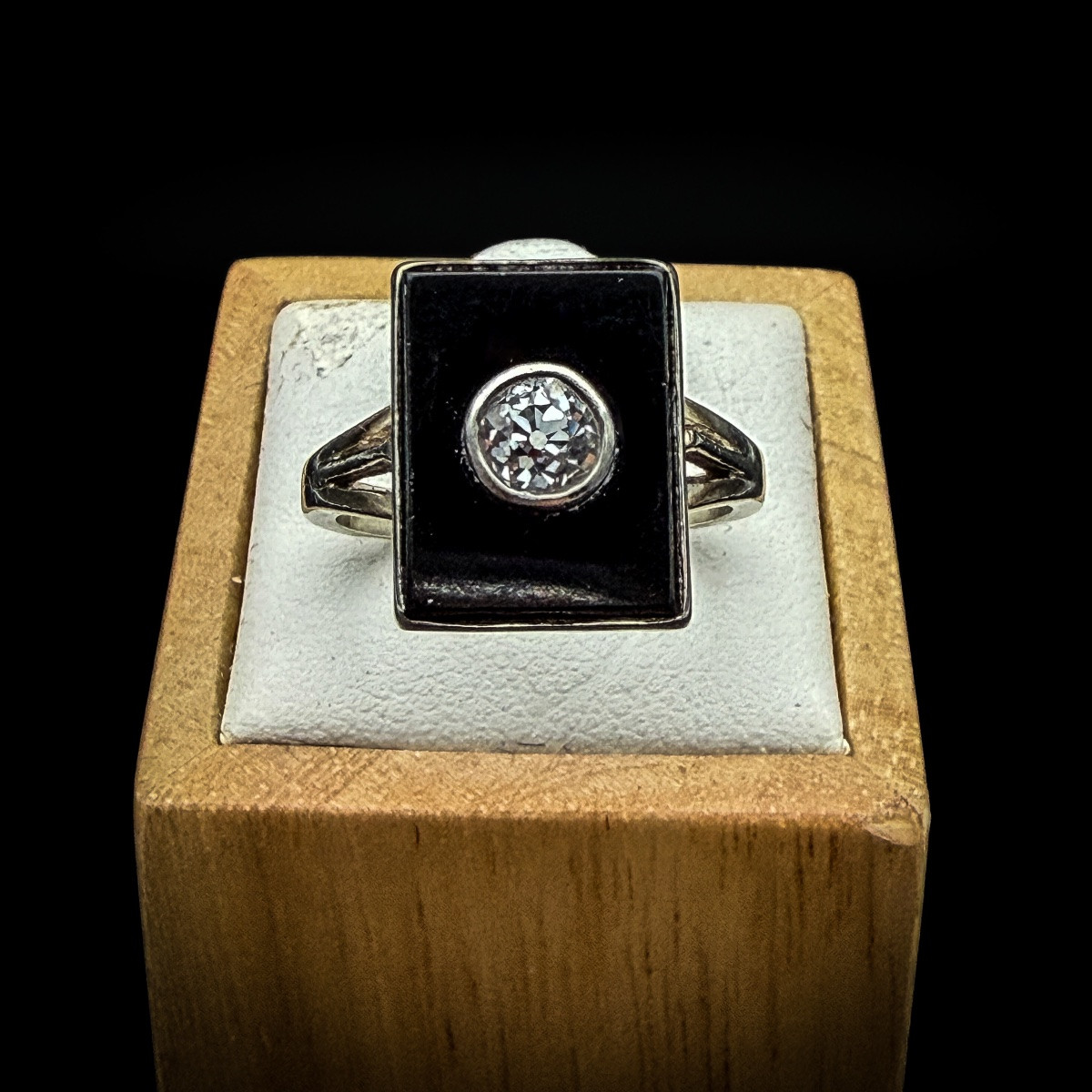 Art Deco Ring In White Gold, Onyx And Diamond - 18 Carat Gold Elegant Art Deco Style Ring, -photo-1