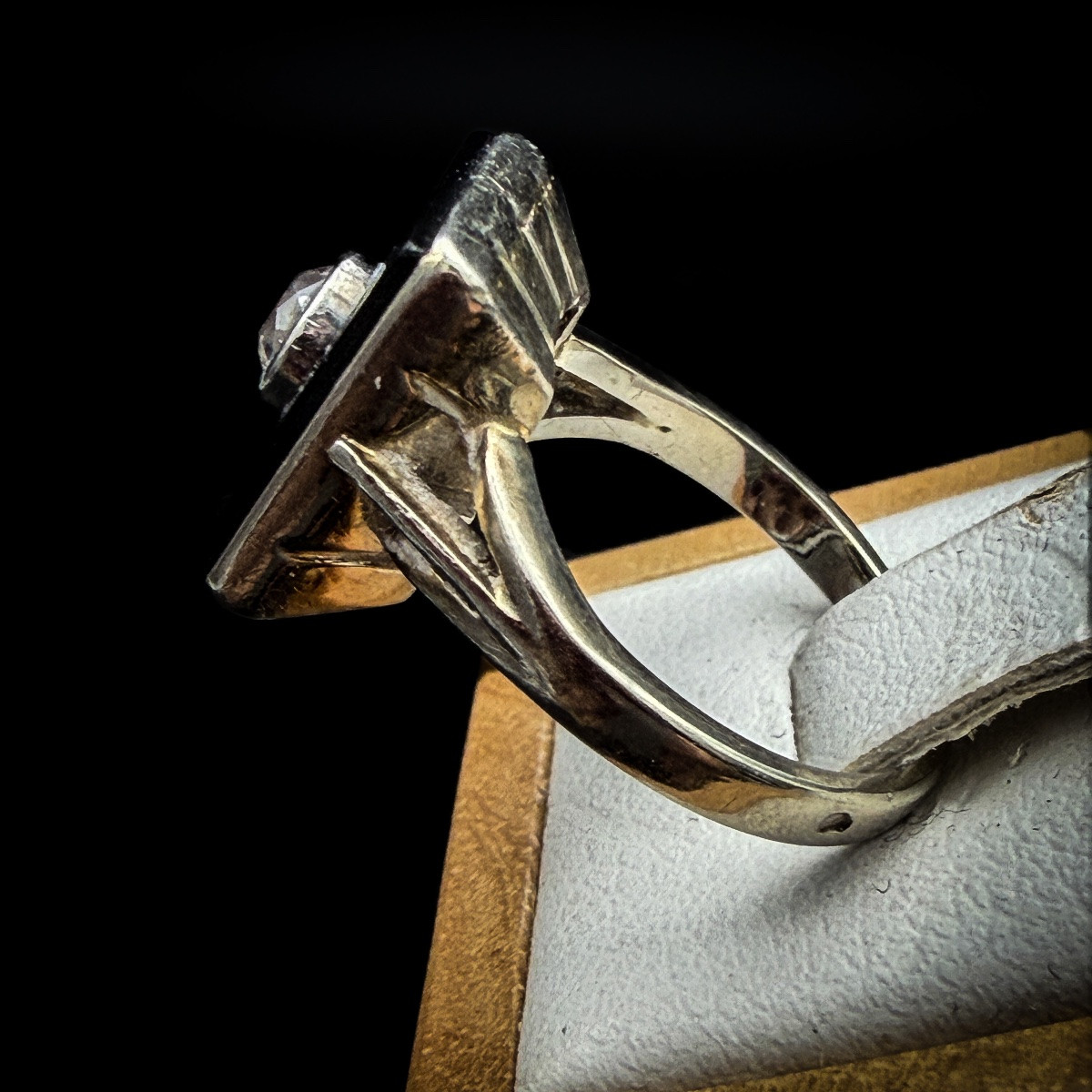 Art Deco Ring In White Gold, Onyx And Diamond - 18 Carat Gold Elegant Art Deco Style Ring, -photo-5