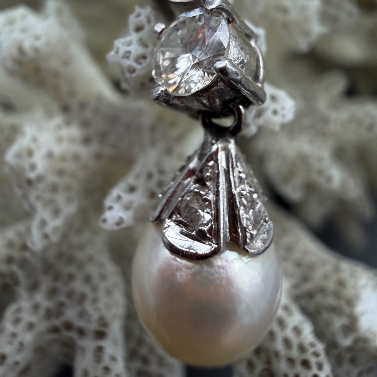 Paire de pendants d’oreilles en or 18 carats, diamants taille ancienne et perles de culture – T-photo-2