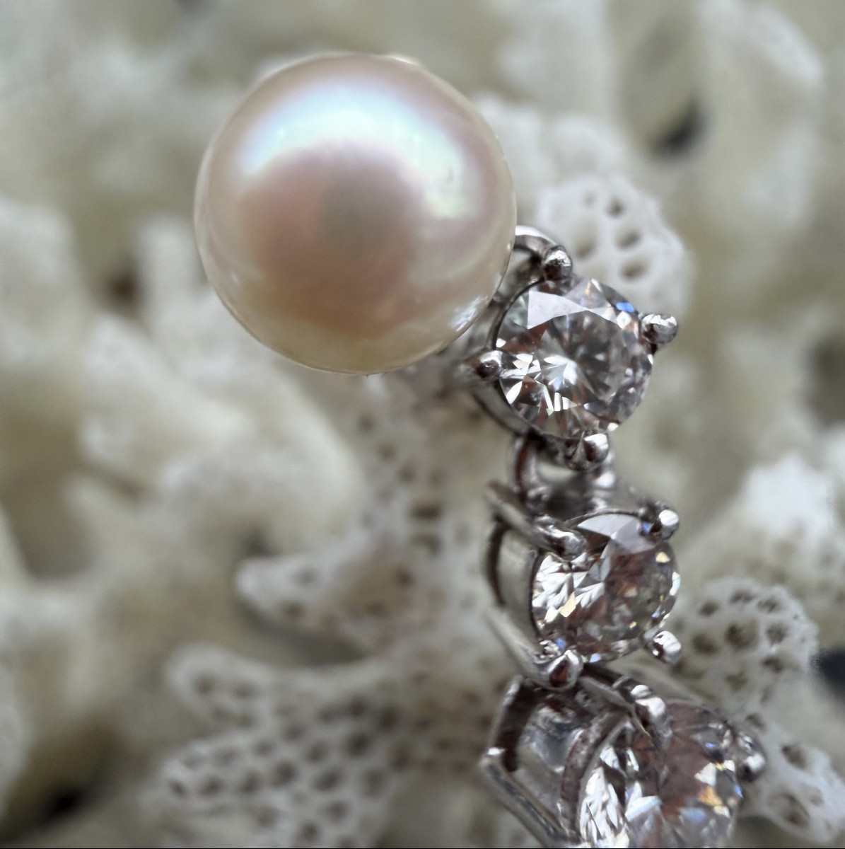 Paire de pendants d’oreilles en or 18 carats, diamants taille ancienne et perles de culture – T-photo-1