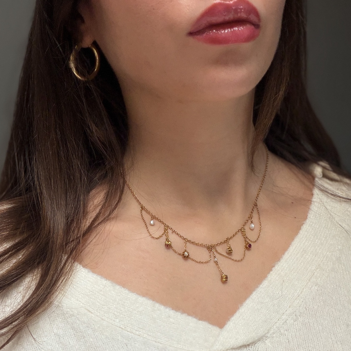 Collier à draperie Napoléon III en or 18 carats, perles fines et grenats – France, XIXᵉ siècle 