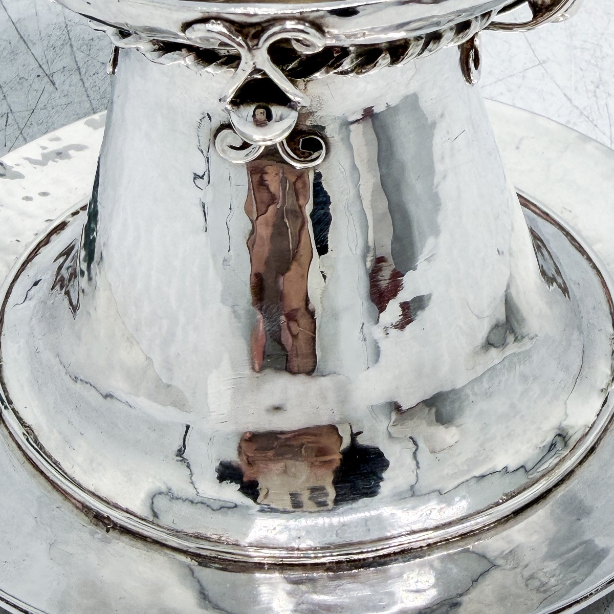 Omar Ramsden & Alwyn Carr — Important encrier couvert Arts & Crafts en argent martelé, -photo-3