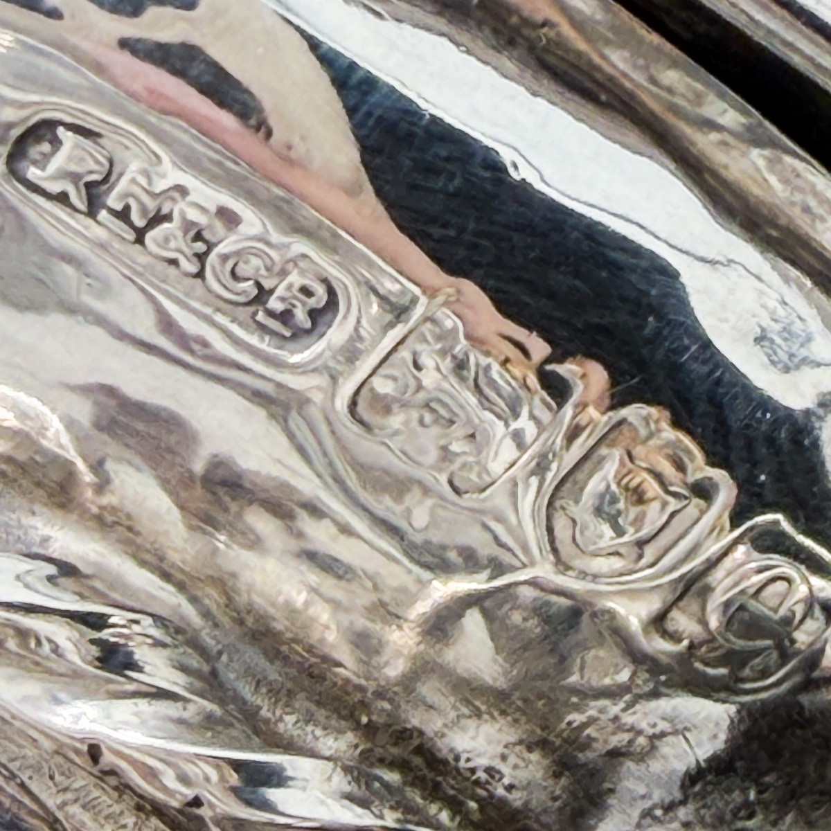 Omar Ramsden & Alwyn Carr — Important encrier couvert Arts & Crafts en argent martelé, -photo-5