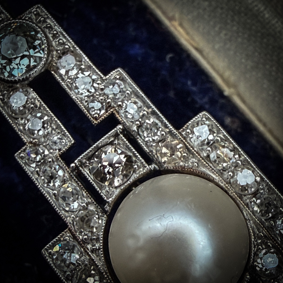 Broche Art Déco en platine et or jaune 18 carats, sertie de diamants taille ancienne -photo-2