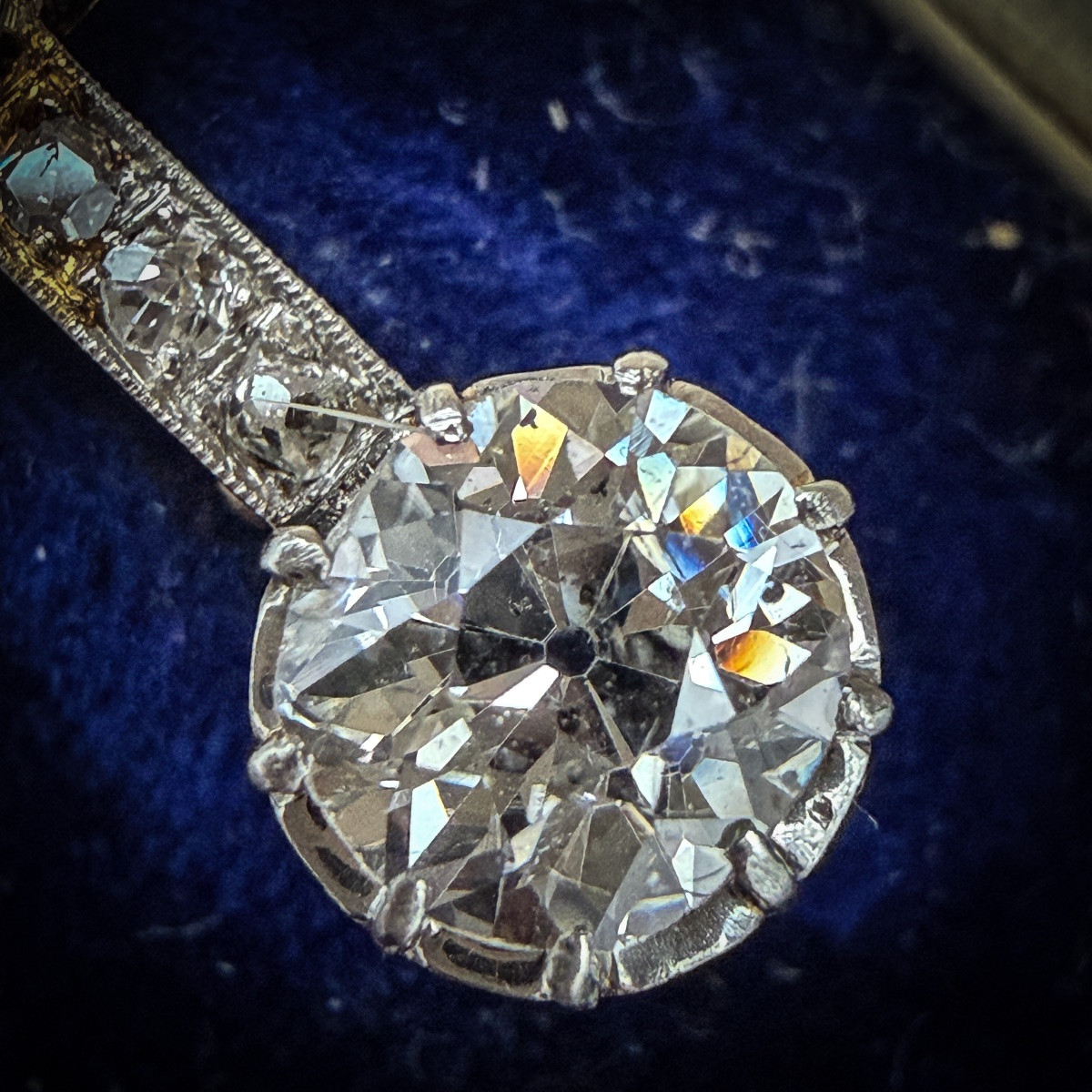 Broche Art Déco en platine et or jaune 18 carats, sertie de diamants taille ancienne -photo-1