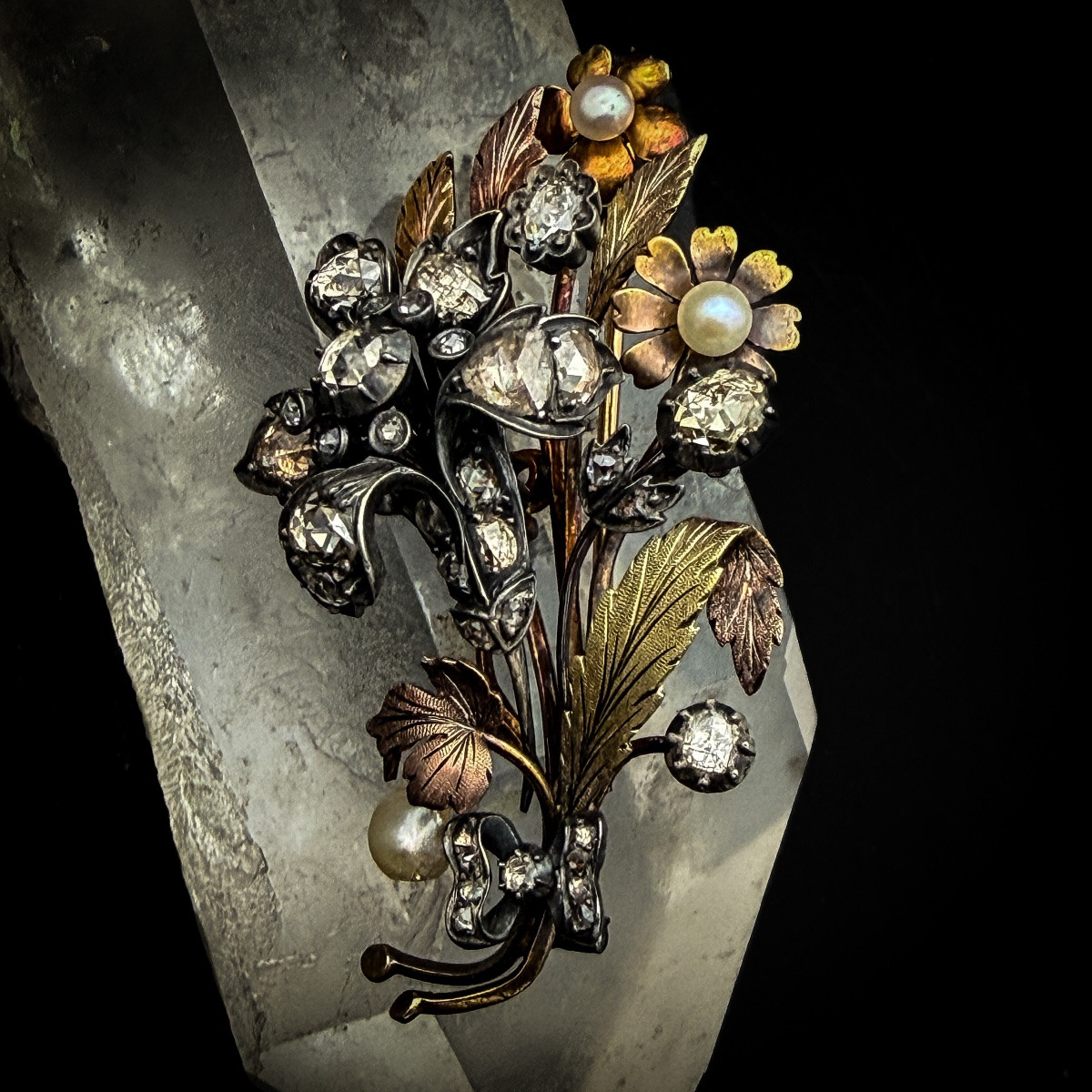Broche Napoléon III en or 18 carats et argent, bouquet fleuri serti de diamants taille rose -photo-2