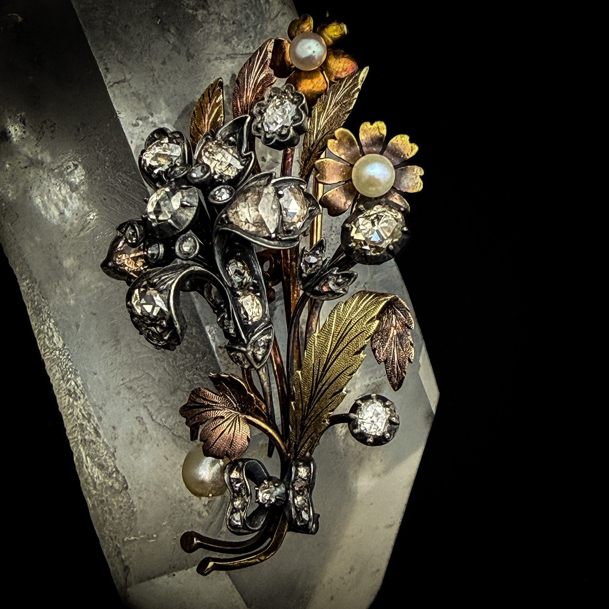 Broche Napoléon III en or 18 carats et argent, bouquet fleuri serti de diamants taille rose -photo-3