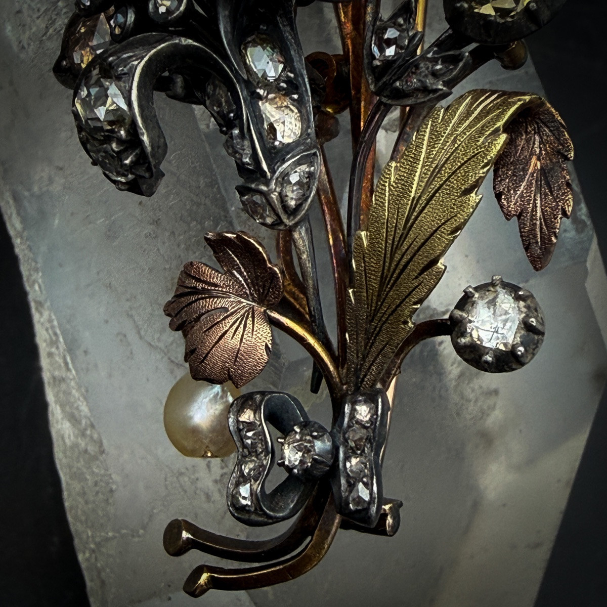 Broche Napoléon III en or 18 carats et argent, bouquet fleuri serti de diamants taille rose -photo-3