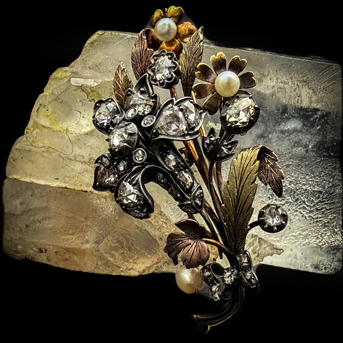 Broche Napoléon III en or 18 carats et argent, bouquet fleuri serti de diamants taille rose 