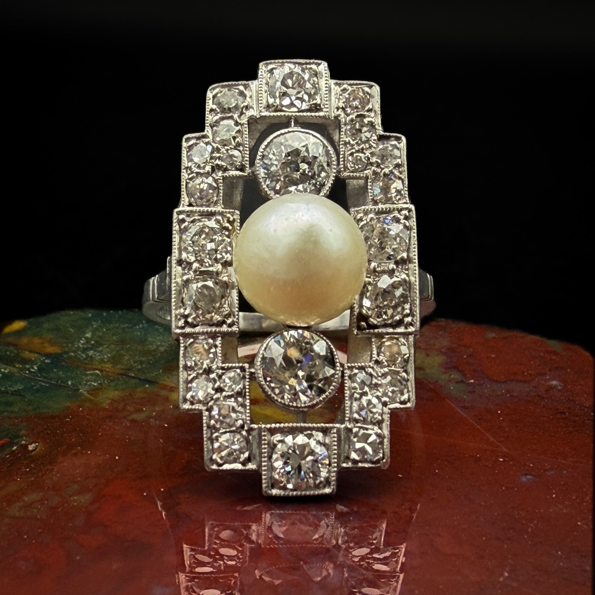 Bague Art Déco en platine, sertie de diamants taille ancienne et d’une perle de culture -photo-2